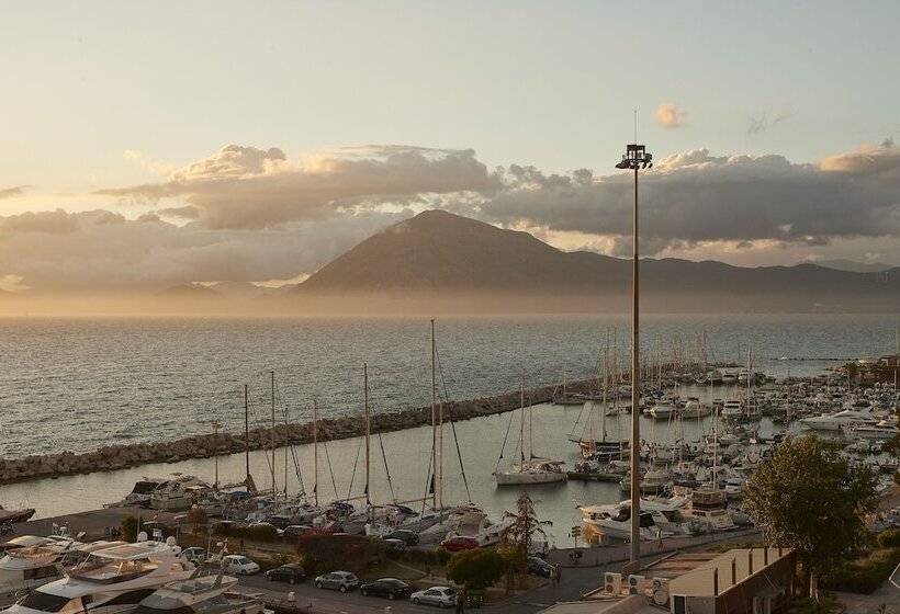Семейный Номер Вид на Море, Moxy Patra Marina