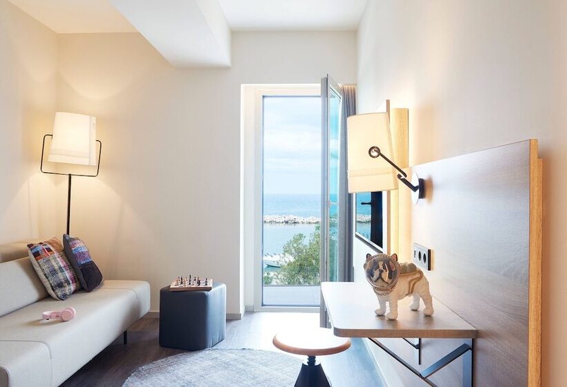 اتاق خانوادگی با چشم‌انداز دریا, Moxy Patra Marina