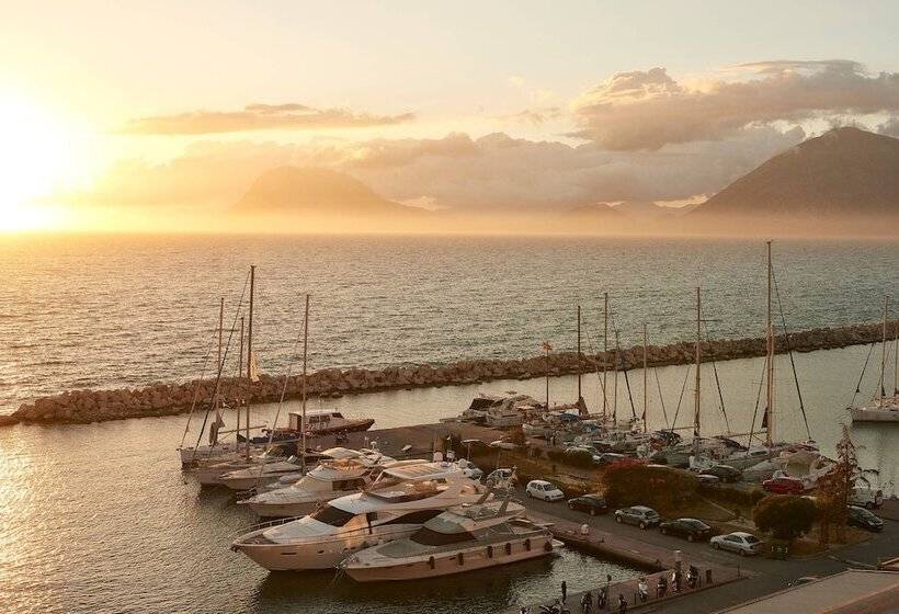 اتاق خانوادگی با چشم‌انداز دریا, Moxy Patra Marina