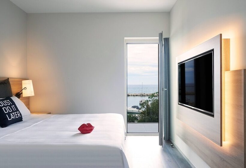 اتاق خانوادگی با چشم‌انداز دریا, Moxy Patra Marina