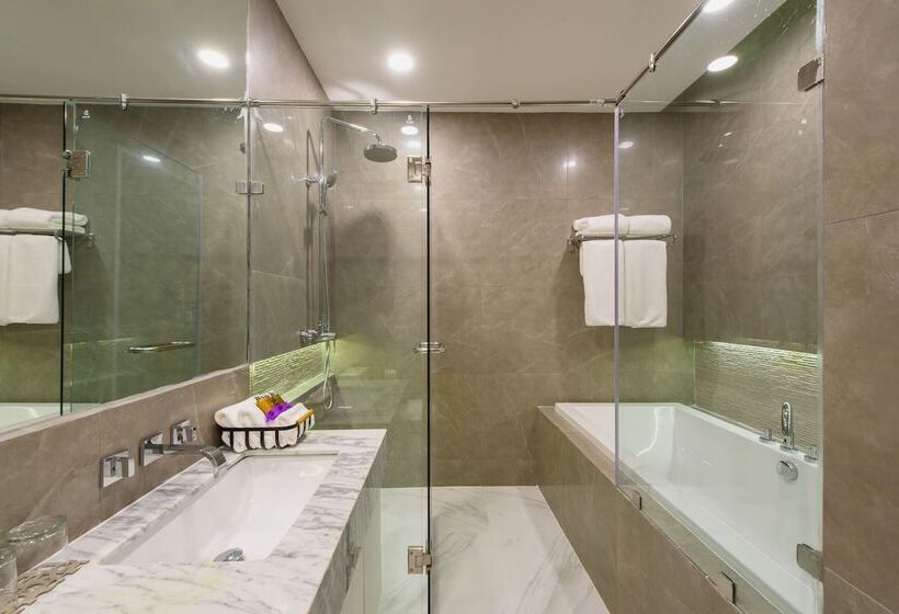سوییت با چشم‌انداز استخر, Parc Borough City Resort  Sha Extra Plus
