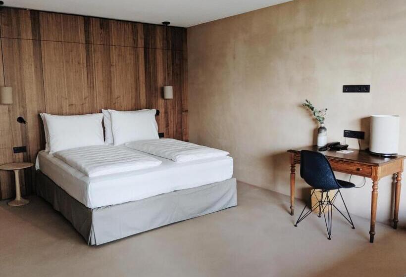 اتاق خانوادگی, Saltus