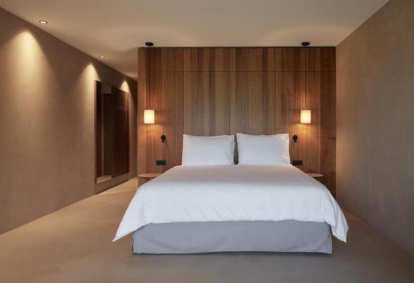 اتاق خانوادگی, Saltus