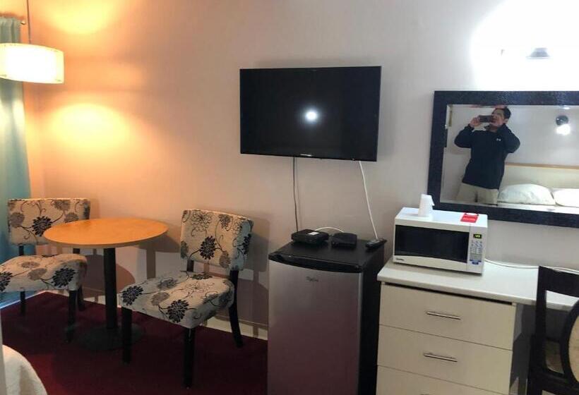 带2个双人床的标准工作室, Voyageur Motel