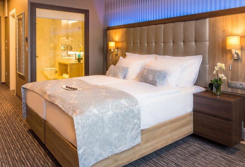 חדר סופריור, Admiral