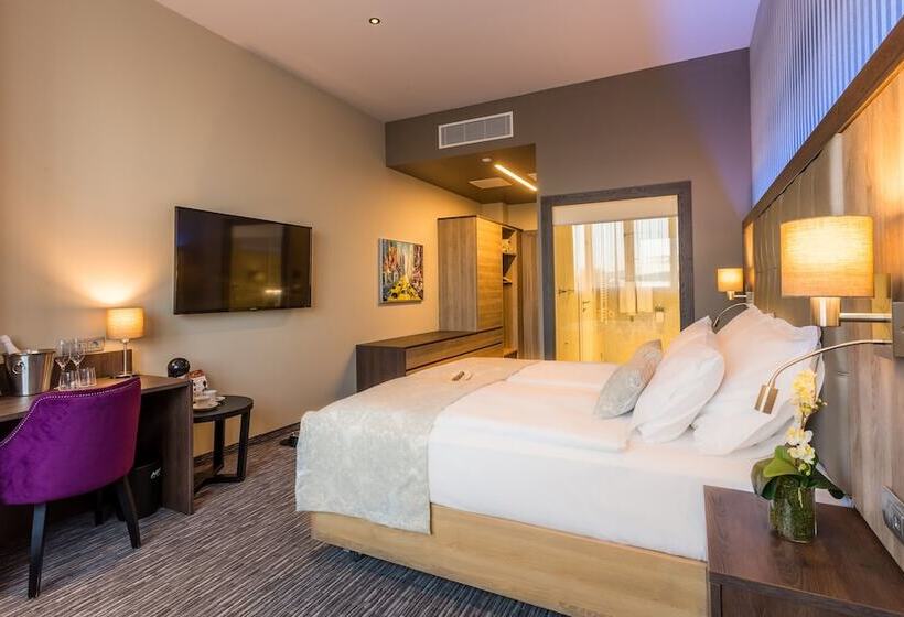 חדר סופריור, Admiral