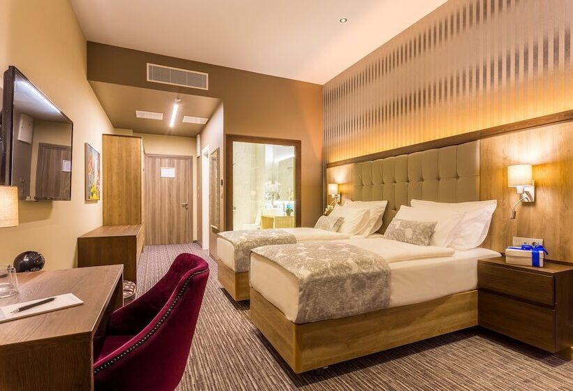 חדר סופריור, Admiral