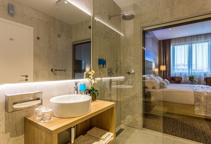 חדר אקזקיוטיב, Admiral