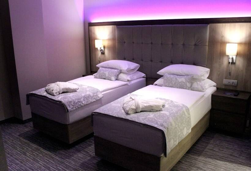 סוויטת ג'וניור, Admiral