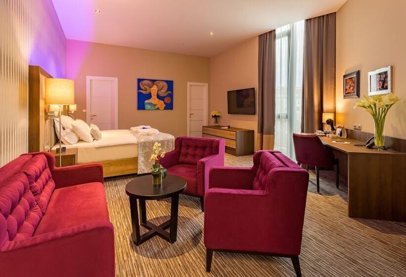 סוויטת ג'וניור, Admiral