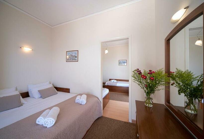 חדר סטנדרט לארבעה, Cokkinis