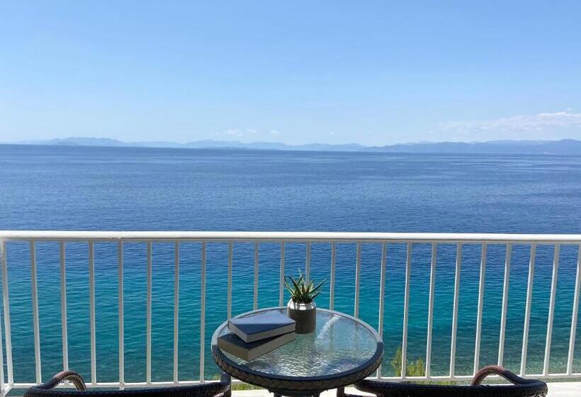 חדר סטנדרט לשלושה, Cokkinis