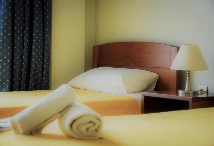 חדר סטנדרט לשלושה, Cokkinis