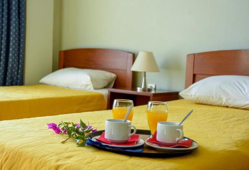 חדר סטנדרט לשלושה, Cokkinis