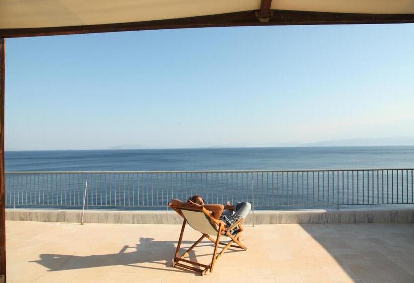 חדר סופריור לארבעה, Cokkinis