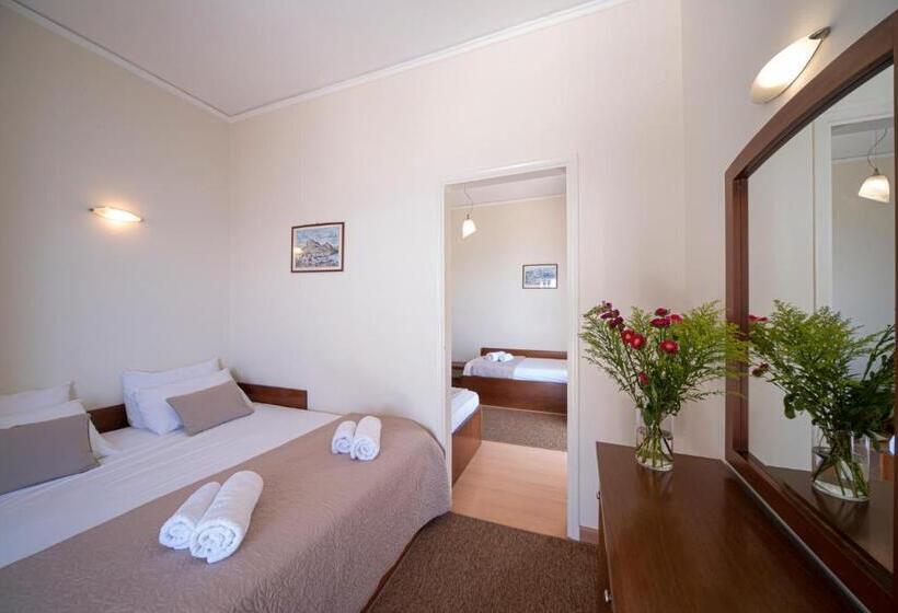 חדר סופריור לארבעה, Cokkinis