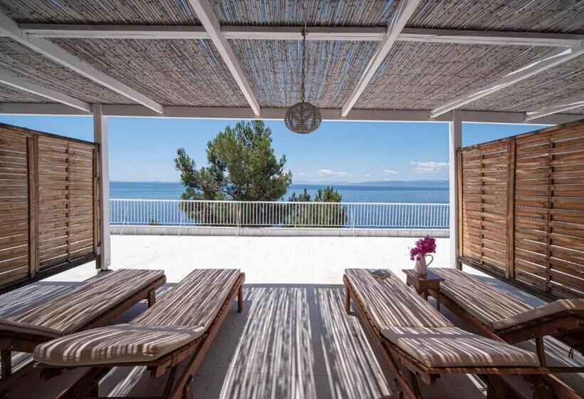 חדר סופריור לארבעה, Cokkinis