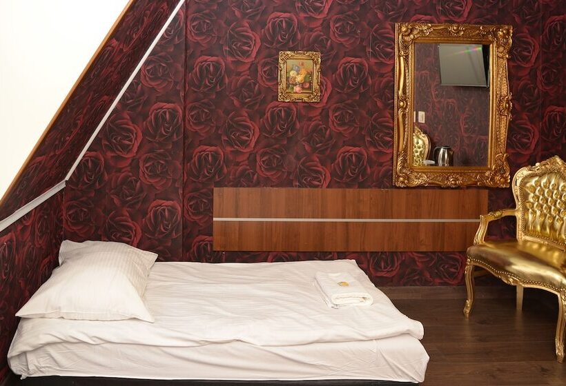 标准单人间, Pałac Dąbrowa