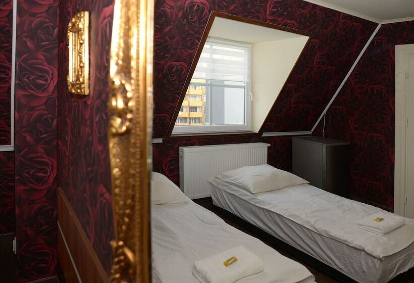 标准单人间, Pałac Dąbrowa