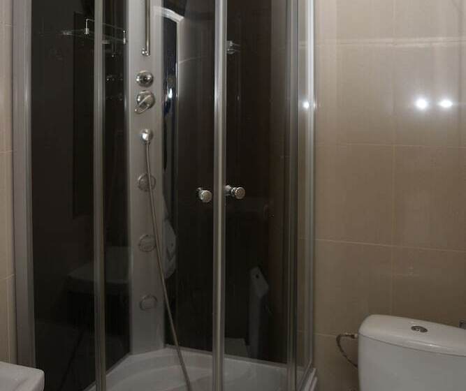 标准三人间, Pałac Dąbrowa