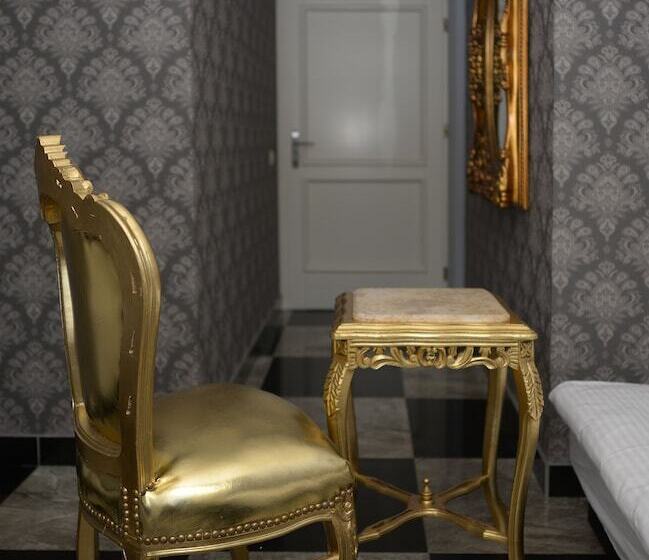 标准三人间, Pałac Dąbrowa