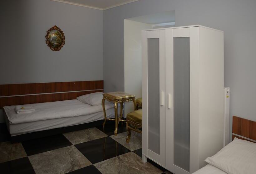 标准三人间, Pałac Dąbrowa