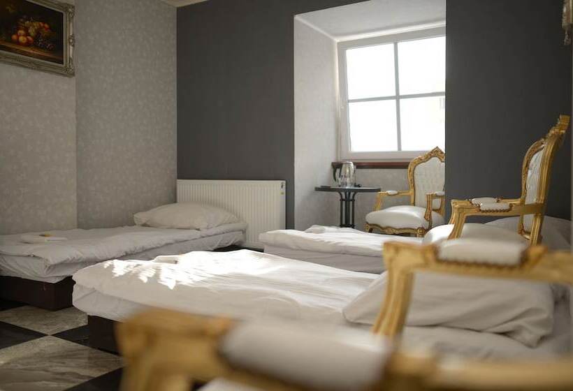 四人标准间, Pałac Dąbrowa