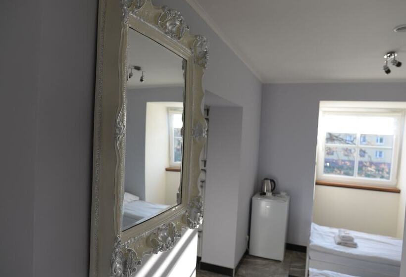 标准间, Pałac Dąbrowa