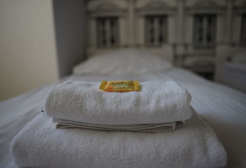 标准间, Pałac Dąbrowa