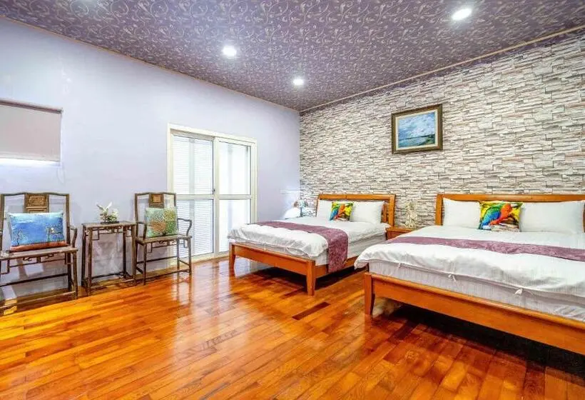 اتاق خانوادگی, Yi Jing B&b