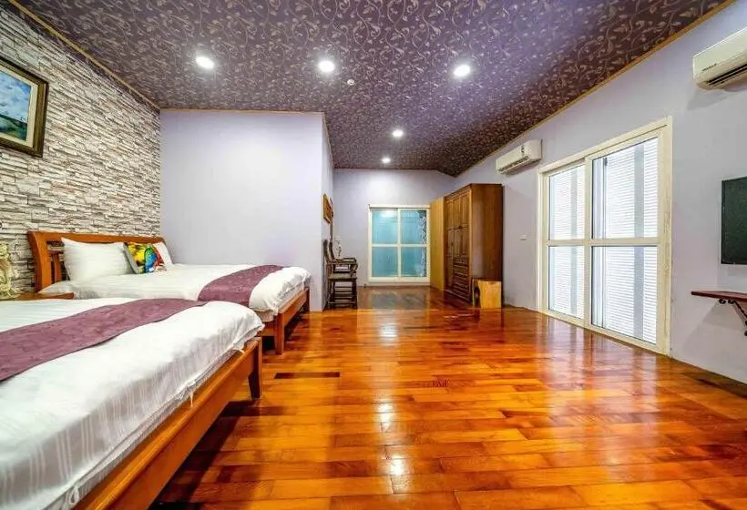 اتاق خانوادگی, Yi Jing B&b