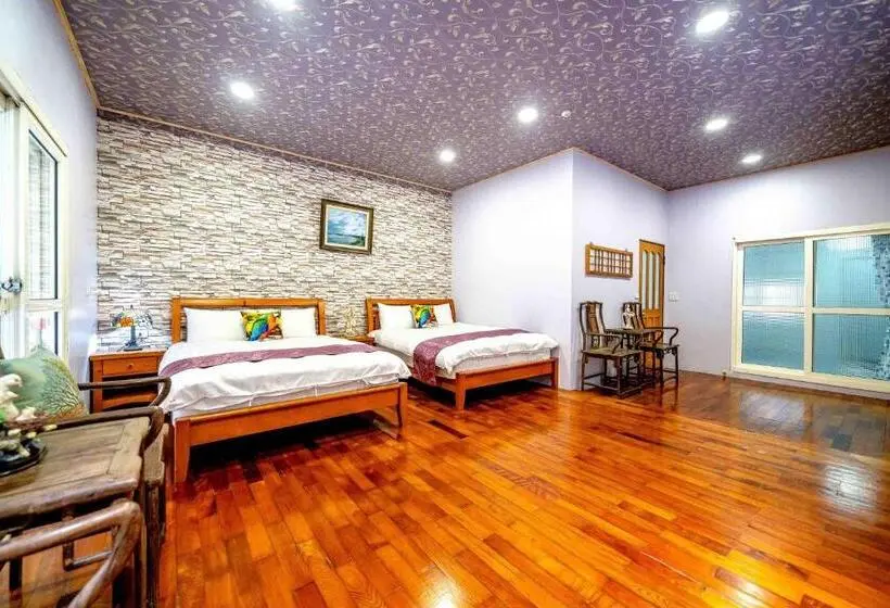 اتاق خانوادگی, Yi Jing B&b