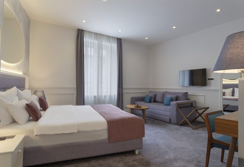 اتاق سوپریور, Public House