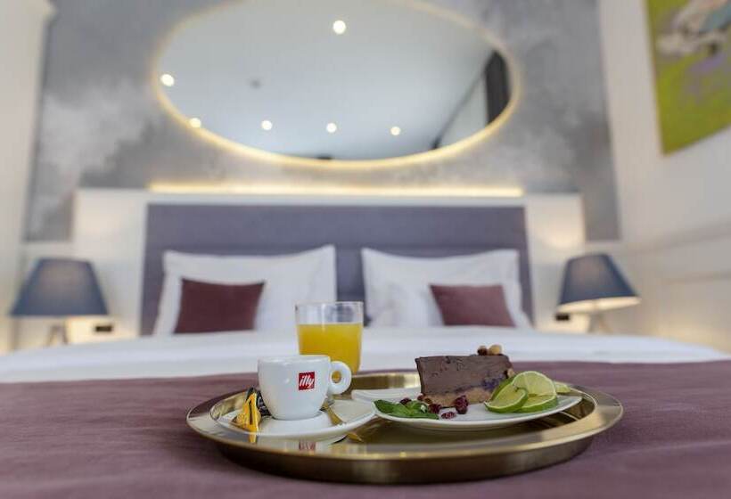 اتاق سوپریور, Public House