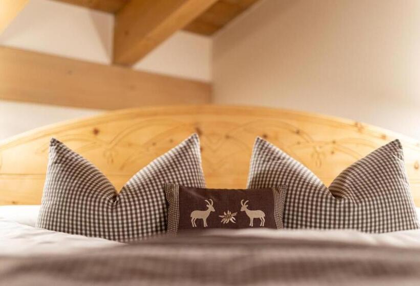 اتاق لوکس سه تخته, Camana Veglia