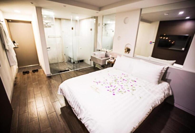 Quarto Estandar, Jerry S Planet