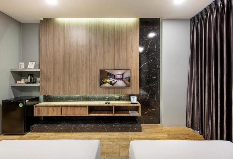 חדר בסיסי עם מרפסת, The Wind