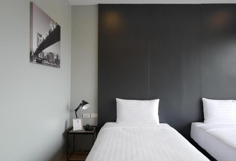 غرفة أساسية مزودة بشُرفة, The Wind