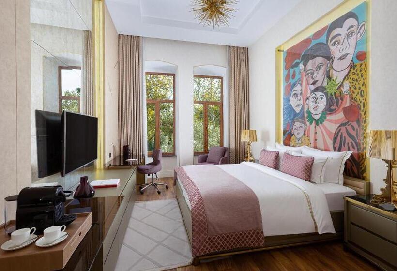 اتاق لوکس با تخت بزرگ, Art Gallery