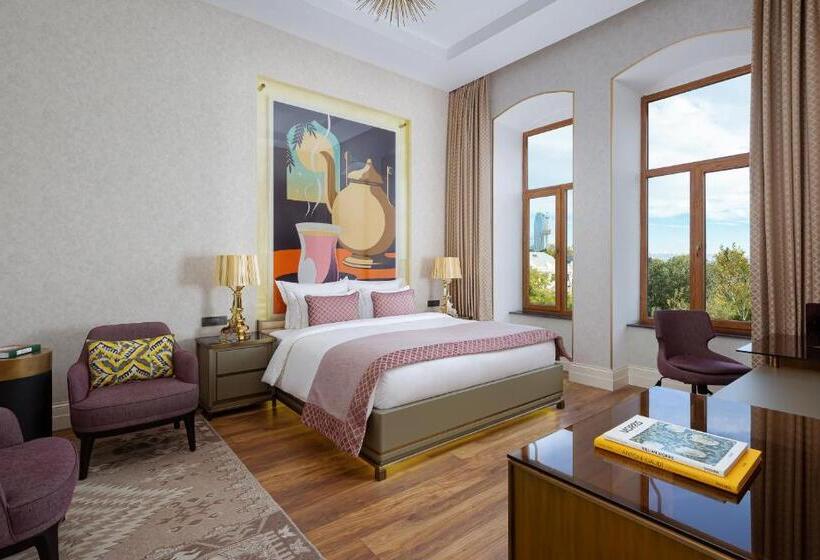 Deluxe Suite Sea View, Art Gallery