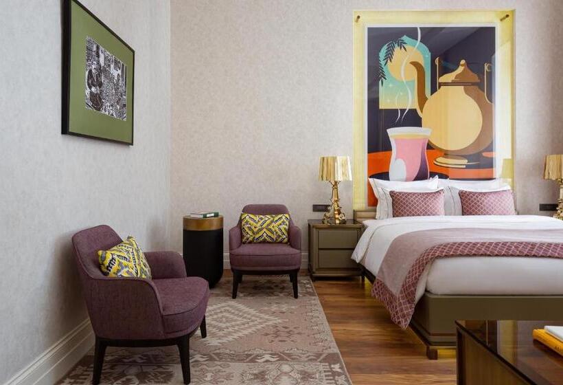 Deluxe Suite Sea View, Art Gallery