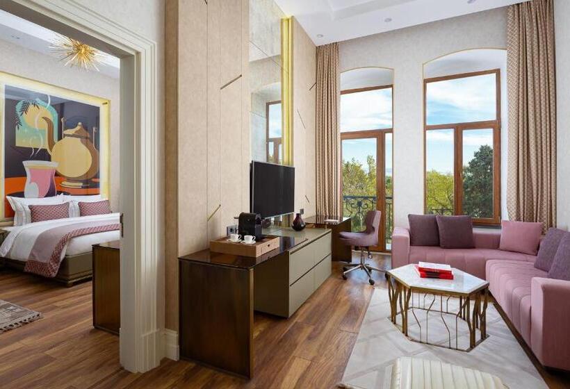 Deluxe Suite Sea View, Art Gallery