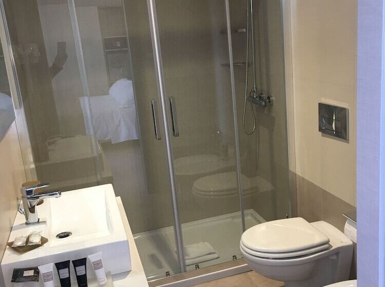 غرفة قياسية لذوى الاحتياجات الخاصة, Stele Di Nora