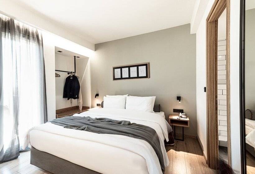 غرفة كلاسيكية مطلّة علي البحر, 31 Doors