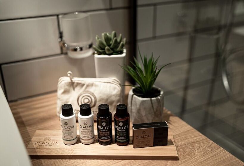 جناح عائلي, 31 Doors