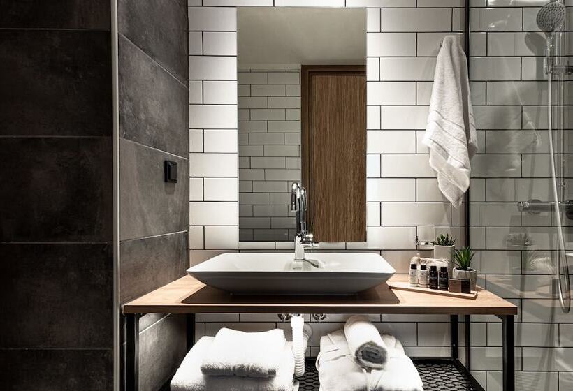 جناح عائلي, 31 Doors