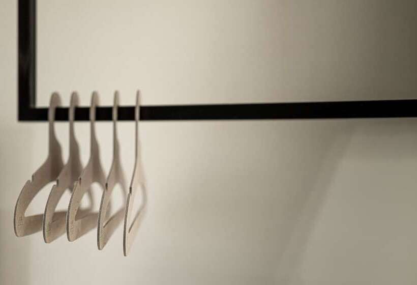 جناح عائلي, 31 Doors