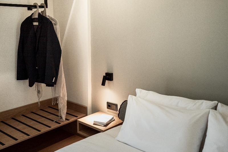 غرفة كلاسيكية مطلّة علي البحر, 31 Doors