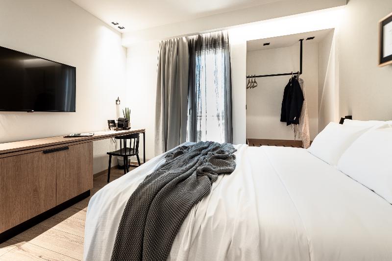 غرفة كلاسيكية مطلّة علي البحر, 31 Doors