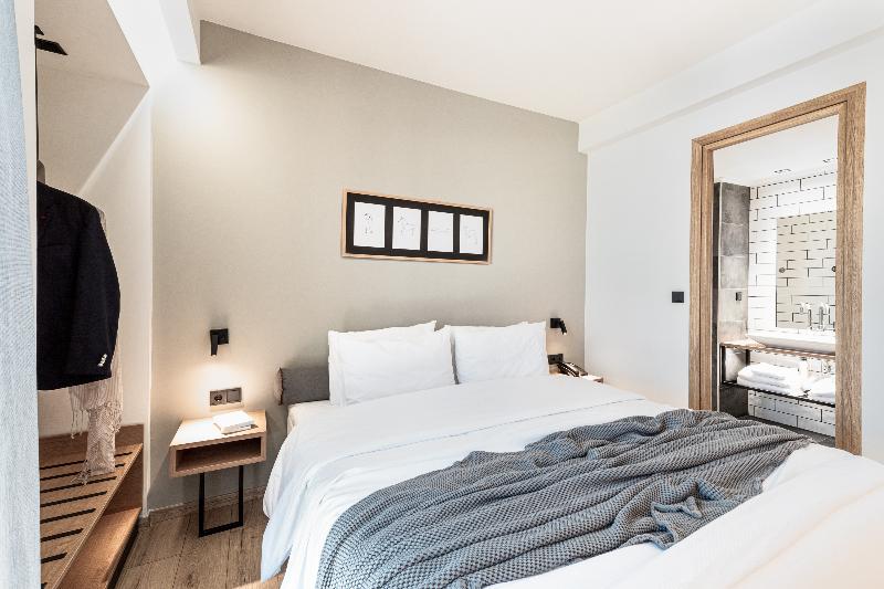 غرفة كلاسيكية مطلّة علي البحر, 31 Doors